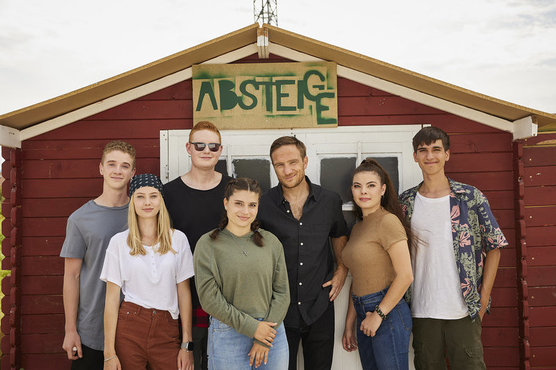 Frederick Lau mit den ehrenamtlichen Hauptdarstellerinnen und Hauptdarstellern von FISCH IM FELL | Foto: Bildquelle Rudolf Wernicke