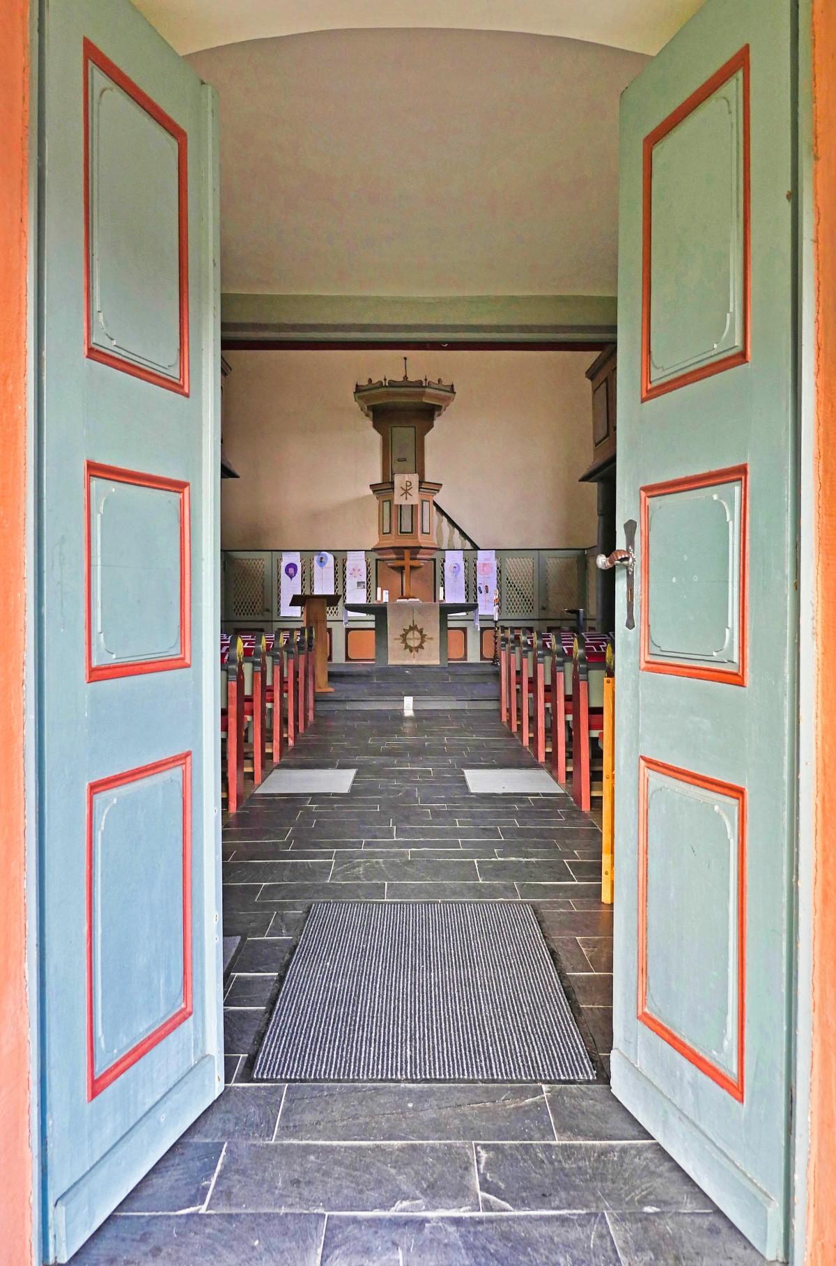 Offene Kirchentür 1